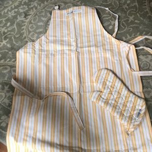 Williams Sonoma Apron and oven mit